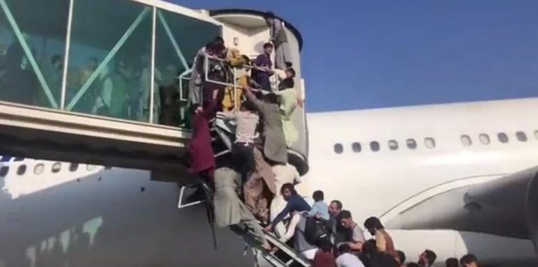 Самолети излитат с бежанци по крилата, падат в Узбекистан
